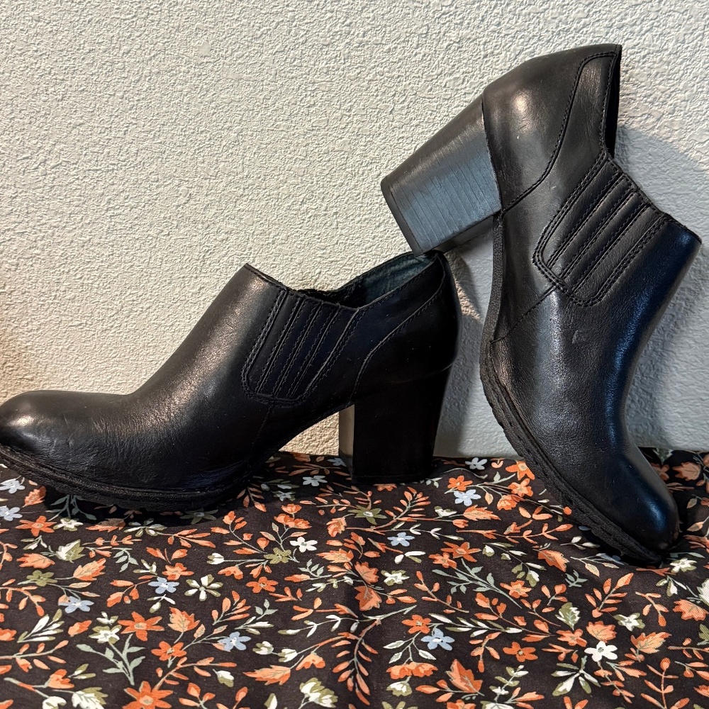 Born Leather Ankle Booties Boots EUC